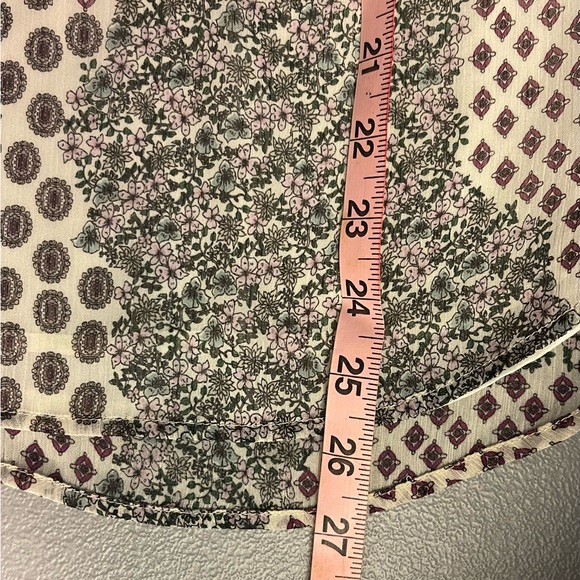 Floral ruffle split neck blouse, size M - Picture 9 of 12